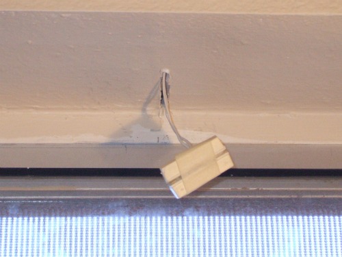 Magnetic reed switch at window frame