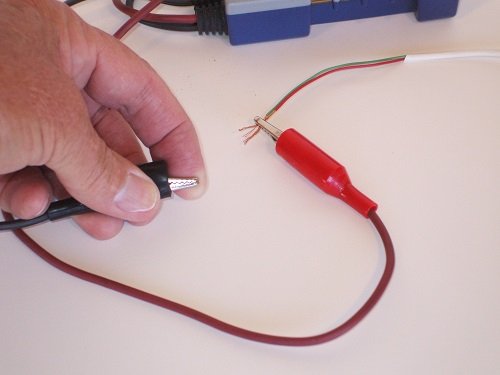 Using a signal ground on one lead to allow toning on a shorted wire